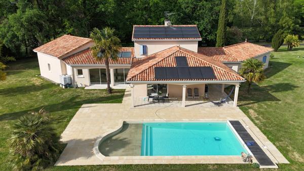 Maison élégante avec piscine, grand jardin et portail électrique – à proximité du centre de Brigueuil