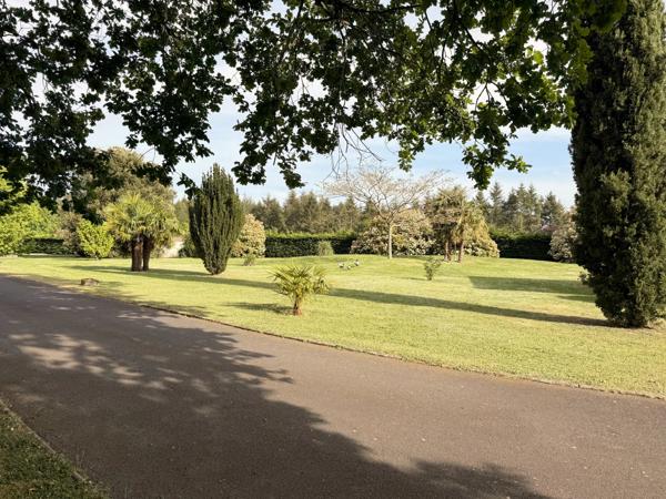 Maison élégante avec piscine, grand jardin et portail électrique – à proximité du centre de Brigueuil
