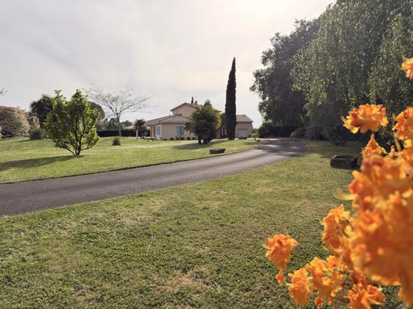 Maison élégante avec piscine, grand jardin et portail électrique – à proximité du centre de Brigueuil
