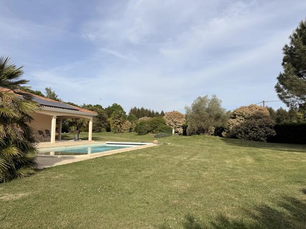 Maison élégante avec piscine, grand jardin et portail électrique – à proximité du centre de Brigueuil