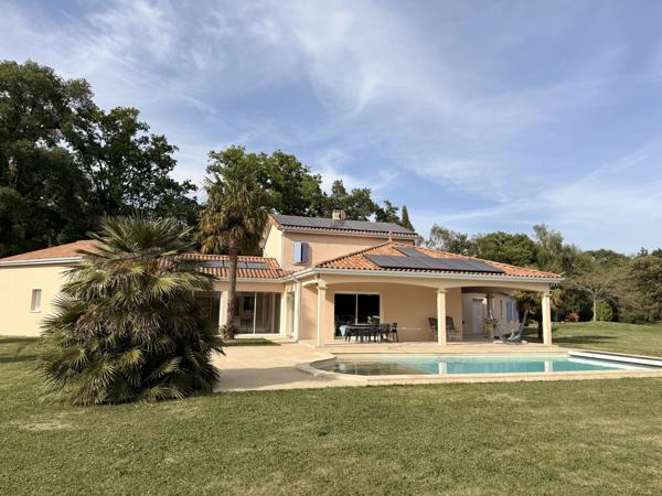 Maison élégante avec piscine, grand jardin et portail électrique – à proximité du centre de Brigueuil