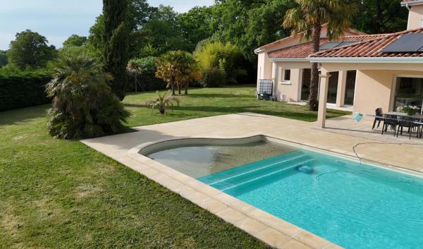 Maison élégante avec piscine, grand jardin et portail électrique – à proximité du centre de Brigueuil