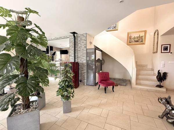 Maison élégante avec piscine, grand jardin et portail électrique – à proximité du centre de Brigueuil