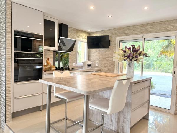 Maison élégante avec piscine, grand jardin et portail électrique – à proximité du centre de Brigueuil