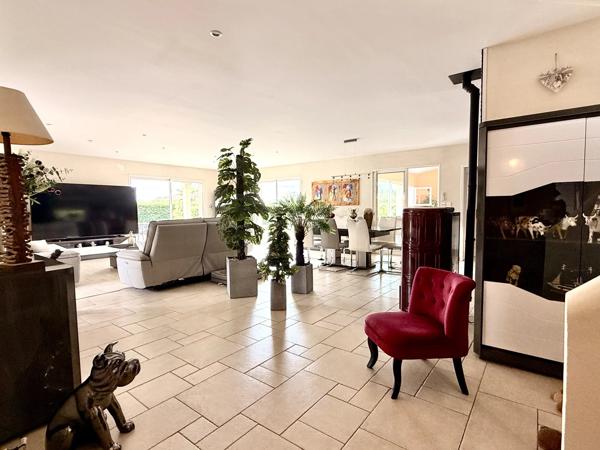 Maison élégante avec piscine, grand jardin et portail électrique – à proximité du centre de Brigueuil