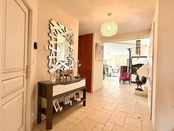 Maison élégante avec piscine, grand jardin et portail électrique – à proximité du centre de Brigueuil