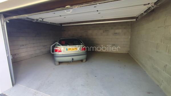 À découvrir, garage construit en 2025 en plein centre de Mauzé sur le Mignon, offrant une surface d'environ 60 m² et de nombreuses possibilités d'utilisation.

Ce bâtiment permet le stationnement de trois petites voitures ou deux grosses selon leur gabarit. Il dispose également d'un espace atelier idéal pour le bricolage, le stockage, une activité artisanale ou la mise à l'abri de matériel.

Ses atouts :

Construction récente de 2025
Surface d'environ 60 m²
Espace atelier intégré
Capacité de stationnement importante
Bâtiment sain et fonctionnel
Réseaux d'eau, d'électricité et d'évacuation des eaux usées situés à proximité immédiate
Taxe foncière : 45 € par an

Ce bien conviendra aussi bien à un particulier recherchant un vaste espace de stockage qu'à un artisan ou un passionné de mécanique souhaitant disposer d'un local récent et polyvalent.

Une opportunité rare grâce à sa construction récente et à ses faibles charges.

Nb : Le plan ci joint est à l'échelle (3 carreaux pour 1 m)
