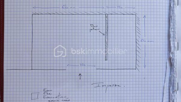 À découvrir, garage construit en 2025 en plein centre de Mauzé sur le Mignon, offrant une surface d'environ 60 m² et de nombreuses possibilités d'utilisation.

Ce bâtiment permet le stationnement de trois petites voitures ou deux grosses selon leur gabarit. Il dispose également d'un espace atelier idéal pour le bricolage, le stockage, une activité artisanale ou la mise à l'abri de matériel.

Ses atouts :

Construction récente de 2025
Surface d'environ 60 m²
Espace atelier intégré
Capacité de stationnement importante
Bâtiment sain et fonctionnel
Réseaux d'eau, d'électricité et d'évacuation des eaux usées situés à proximité immédiate
Taxe foncière : 45 € par an

Ce bien conviendra aussi bien à un particulier recherchant un vaste espace de stockage qu'à un artisan ou un passionné de mécanique souhaitant disposer d'un local récent et polyvalent.

Une opportunité rare grâce à sa construction récente et à ses faibles charges.

Nb : Le plan ci joint est à l'échelle (3 carreaux pour 1 m)