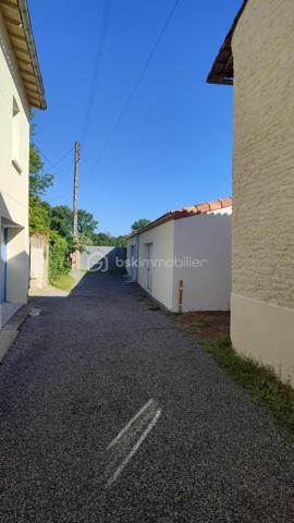 À découvrir, garage construit en 2025 en plein centre de Mauzé sur le Mignon, offrant une surface d'environ 60 m² et de nombreuses possibilités d'utilisation.

Ce bâtiment permet le stationnement de trois petites voitures ou deux grosses selon leur gabarit. Il dispose également d'un espace atelier idéal pour le bricolage, le stockage, une activité artisanale ou la mise à l'abri de matériel.

Ses atouts :

Construction récente de 2025
Surface d'environ 60 m²
Espace atelier intégré
Capacité de stationnement importante
Bâtiment sain et fonctionnel
Réseaux d'eau, d'électricité et d'évacuation des eaux usées situés à proximité immédiate
Taxe foncière : 45 € par an

Ce bien conviendra aussi bien à un particulier recherchant un vaste espace de stockage qu'à un artisan ou un passionné de mécanique souhaitant disposer d'un local récent et polyvalent.

Une opportunité rare grâce à sa construction récente et à ses faibles charges.

Nb : Le plan ci joint est à l'échelle (3 carreaux pour 1 m)