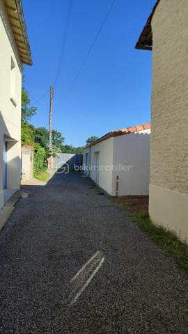 À découvrir, garage construit en 2025 en plein centre de Mauzé sur le Mignon, offrant une surface d'environ 60 m² et de nombreuses possibilités d'utilisation.

Ce bâtiment permet le stationnement de trois petites voitures ou deux grosses selon leur gabarit. Il dispose également d'un espace atelier idéal pour le bricolage, le stockage, une activité artisanale ou la mise à l'abri de matériel.

Ses atouts :

Construction récente de 2025
Surface d'environ 60 m²
Espace atelier intégré
Capacité de stationnement importante
Bâtiment sain et fonctionnel
Réseaux d'eau, d'électricité et d'évacuation des eaux usées situés à proximité immédiate
Taxe foncière : 45 € par an

Ce bien conviendra aussi bien à un particulier recherchant un vaste espace de stockage qu'à un artisan ou un passionné de mécanique souhaitant disposer d'un local récent et polyvalent.

Une opportunité rare grâce à sa construction récente et à ses faibles charges.

Nb : Le plan ci joint est à l'échelle (3 carreaux pour 1 m)