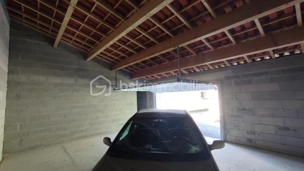 À découvrir, garage construit en 2025 en plein centre de Mauzé sur le Mignon, offrant une surface d'environ 60 m² et de nombreuses possibilités d'utilisation.

Ce bâtiment permet le stationnement de trois petites voitures ou deux grosses selon leur gabarit. Il dispose également d'un espace atelier idéal pour le bricolage, le stockage, une activité artisanale ou la mise à l'abri de matériel.

Ses atouts :

Construction récente de 2025
Surface d'environ 60 m²
Espace atelier intégré
Capacité de stationnement importante
Bâtiment sain et fonctionnel
Réseaux d'eau, d'électricité et d'évacuation des eaux usées situés à proximité immédiate
Taxe foncière : 45 € par an

Ce bien conviendra aussi bien à un particulier recherchant un vaste espace de stockage qu'à un artisan ou un passionné de mécanique souhaitant disposer d'un local récent et polyvalent.

Une opportunité rare grâce à sa construction récente et à ses faibles charges.

Nb : Le plan ci joint est à l'échelle (3 carreaux pour 1 m)