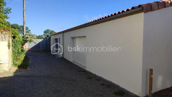 À découvrir, garage construit en 2025 en plein centre de Mauzé sur le Mignon, offrant une surface d'environ 60 m² et de nombreuses possibilités d'utilisation.

Ce bâtiment permet le stationnement de trois petites voitures ou deux grosses selon leur gabarit. Il dispose également d'un espace atelier idéal pour le bricolage, le stockage, une activité artisanale ou la mise à l'abri de matériel.

Ses atouts :

Construction récente de 2025
Surface d'environ 60 m²
Espace atelier intégré
Capacité de stationnement importante
Bâtiment sain et fonctionnel
Réseaux d'eau, d'électricité et d'évacuation des eaux usées situés à proximité immédiate
Taxe foncière : 45 € par an

Ce bien conviendra aussi bien à un particulier recherchant un vaste espace de stockage qu'à un artisan ou un passionné de mécanique souhaitant disposer d'un local récent et polyvalent.

Une opportunité rare grâce à sa construction récente et à ses faibles charges.

Nb : Le plan ci joint est à l'échelle (3 carreaux pour 1 m)