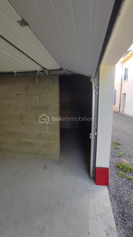 À découvrir, garage construit en 2025 en plein centre de Mauzé sur le Mignon, offrant une surface d'environ 60 m² et de nombreuses possibilités d'utilisation.

Ce bâtiment permet le stationnement de trois petites voitures ou deux grosses selon leur gabarit. Il dispose également d'un espace atelier idéal pour le bricolage, le stockage, une activité artisanale ou la mise à l'abri de matériel.

Ses atouts :

Construction récente de 2025
Surface d'environ 60 m²
Espace atelier intégré
Capacité de stationnement importante
Bâtiment sain et fonctionnel
Réseaux d'eau, d'électricité et d'évacuation des eaux usées situés à proximité immédiate
Taxe foncière : 45 € par an

Ce bien conviendra aussi bien à un particulier recherchant un vaste espace de stockage qu'à un artisan ou un passionné de mécanique souhaitant disposer d'un local récent et polyvalent.

Une opportunité rare grâce à sa construction récente et à ses faibles charges.

Nb : Le plan ci joint est à l'échelle (3 carreaux pour 1 m)