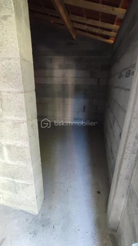 À découvrir, garage construit en 2025 en plein centre de Mauzé sur le Mignon, offrant une surface d'environ 60 m² et de nombreuses possibilités d'utilisation.

Ce bâtiment permet le stationnement de trois petites voitures ou deux grosses selon leur gabarit. Il dispose également d'un espace atelier idéal pour le bricolage, le stockage, une activité artisanale ou la mise à l'abri de matériel.

Ses atouts :

Construction récente de 2025
Surface d'environ 60 m²
Espace atelier intégré
Capacité de stationnement importante
Bâtiment sain et fonctionnel
Réseaux d'eau, d'électricité et d'évacuation des eaux usées situés à proximité immédiate
Taxe foncière : 45 € par an

Ce bien conviendra aussi bien à un particulier recherchant un vaste espace de stockage qu'à un artisan ou un passionné de mécanique souhaitant disposer d'un local récent et polyvalent.

Une opportunité rare grâce à sa construction récente et à ses faibles charges.

Nb : Le plan ci joint est à l'échelle (3 carreaux pour 1 m)