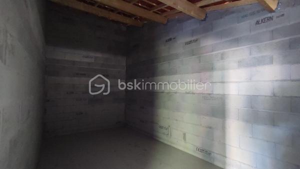 À découvrir, garage construit en 2025 en plein centre de Mauzé sur le Mignon, offrant une surface d'environ 60 m² et de nombreuses possibilités d'utilisation.

Ce bâtiment permet le stationnement de trois petites voitures ou deux grosses selon leur gabarit. Il dispose également d'un espace atelier idéal pour le bricolage, le stockage, une activité artisanale ou la mise à l'abri de matériel.

Ses atouts :

Construction récente de 2025
Surface d'environ 60 m²
Espace atelier intégré
Capacité de stationnement importante
Bâtiment sain et fonctionnel
Réseaux d'eau, d'électricité et d'évacuation des eaux usées situés à proximité immédiate
Taxe foncière : 45 € par an

Ce bien conviendra aussi bien à un particulier recherchant un vaste espace de stockage qu'à un artisan ou un passionné de mécanique souhaitant disposer d'un local récent et polyvalent.

Une opportunité rare grâce à sa construction récente et à ses faibles charges.

Nb : Le plan ci joint est à l'échelle (3 carreaux pour 1 m)