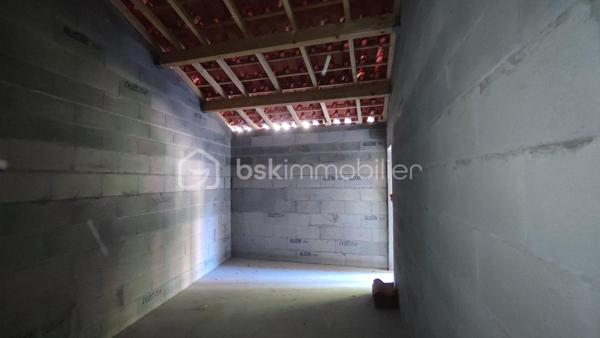 À découvrir, garage construit en 2025 en plein centre de Mauzé sur le Mignon, offrant une surface d'environ 60 m² et de nombreuses possibilités d'utilisation.

Ce bâtiment permet le stationnement de trois petites voitures ou deux grosses selon leur gabarit. Il dispose également d'un espace atelier idéal pour le bricolage, le stockage, une activité artisanale ou la mise à l'abri de matériel.

Ses atouts :

Construction récente de 2025
Surface d'environ 60 m²
Espace atelier intégré
Capacité de stationnement importante
Bâtiment sain et fonctionnel
Réseaux d'eau, d'électricité et d'évacuation des eaux usées situés à proximité immédiate
Taxe foncière : 45 € par an

Ce bien conviendra aussi bien à un particulier recherchant un vaste espace de stockage qu'à un artisan ou un passionné de mécanique souhaitant disposer d'un local récent et polyvalent.

Une opportunité rare grâce à sa construction récente et à ses faibles charges.

Nb : Le plan ci joint est à l'échelle (3 carreaux pour 1 m)