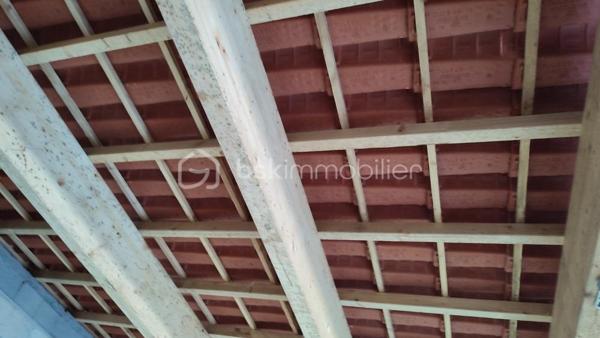À découvrir, garage construit en 2025 en plein centre de Mauzé sur le Mignon, offrant une surface d'environ 60 m² et de nombreuses possibilités d'utilisation.

Ce bâtiment permet le stationnement de trois petites voitures ou deux grosses selon leur gabarit. Il dispose également d'un espace atelier idéal pour le bricolage, le stockage, une activité artisanale ou la mise à l'abri de matériel.

Ses atouts :

Construction récente de 2025
Surface d'environ 60 m²
Espace atelier intégré
Capacité de stationnement importante
Bâtiment sain et fonctionnel
Réseaux d'eau, d'électricité et d'évacuation des eaux usées situés à proximité immédiate
Taxe foncière : 45 € par an

Ce bien conviendra aussi bien à un particulier recherchant un vaste espace de stockage qu'à un artisan ou un passionné de mécanique souhaitant disposer d'un local récent et polyvalent.

Une opportunité rare grâce à sa construction récente et à ses faibles charges.

Nb : Le plan ci joint est à l'échelle (3 carreaux pour 1 m)