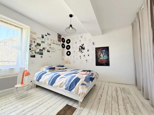 Vente                                                      Appartement
                        
                     4 pièces                      87 m2                     à Auray