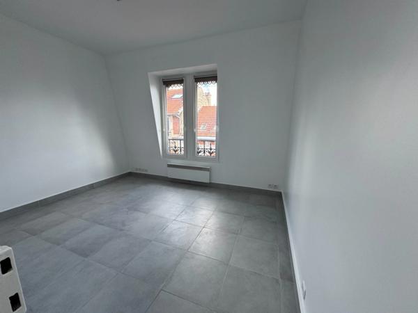 Studio de 16,2 m², refait à neuf, loué nu.