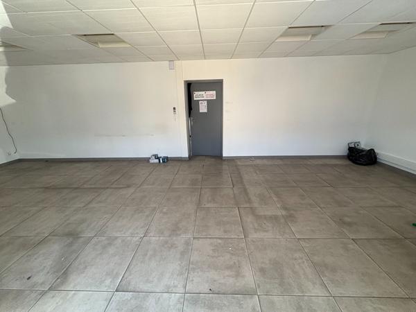 Local commercial Chatillon Le Duc 300 m2