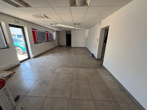 Local commercial Chatillon Le Duc 300 m2