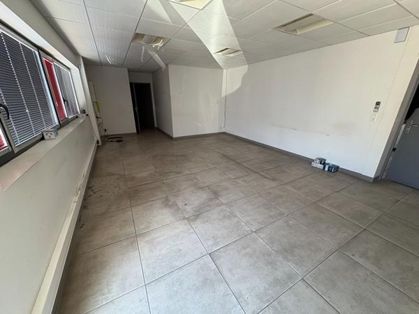 Local commercial Chatillon Le Duc 300 m2