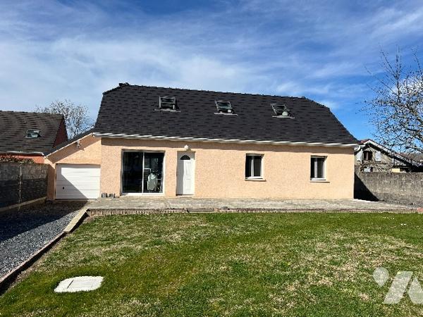 Maison de 118,5 m² orientée Sud avec terrasses, grand jardin de 1697 m² et vue sur les Pyrénées.