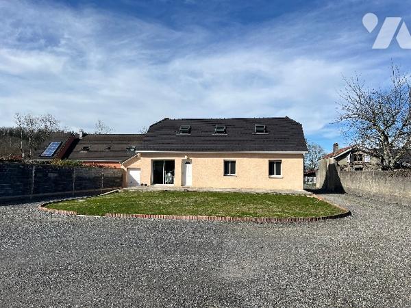 Maison de 118,5 m² orientée Sud avec terrasses, grand jardin de 1697 m² et vue sur les Pyrénées.