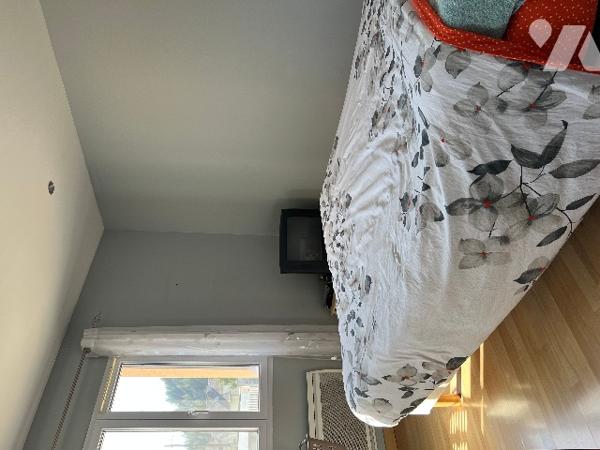 Maison de 118,5 m² orientée Sud avec terrasses, grand jardin de 1697 m² et vue sur les Pyrénées.