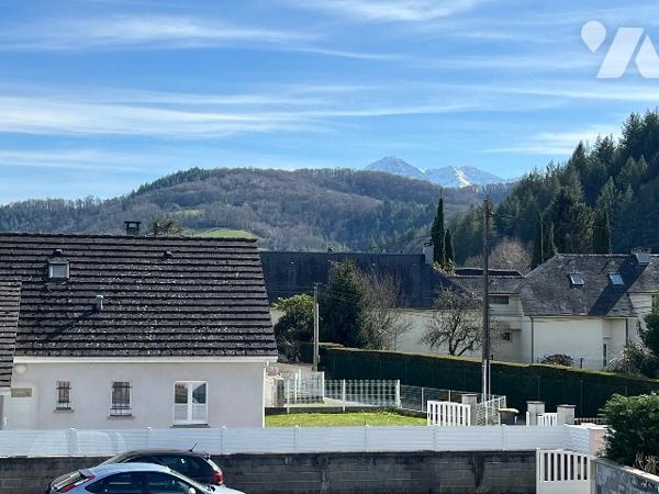 Maison de 118,5 m² orientée Sud avec terrasses, grand jardin de 1697 m² et vue sur les Pyrénées.
