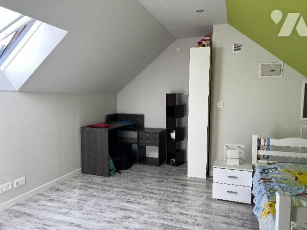 Maison de 118,5 m² orientée Sud avec terrasses, grand jardin de 1697 m² et vue sur les Pyrénées.