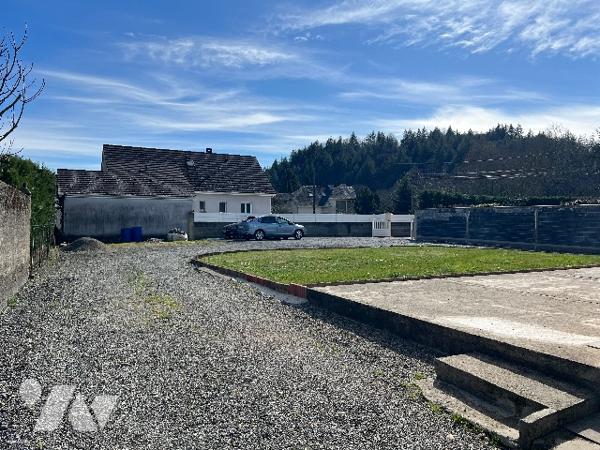 Maison de 118,5 m² orientée Sud avec terrasses, grand jardin de 1697 m² et vue sur les Pyrénées.
