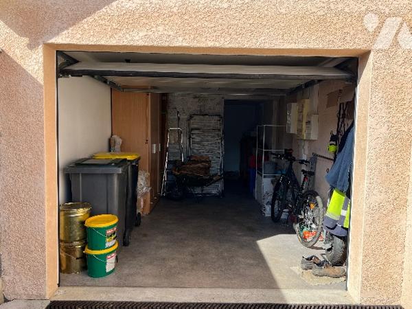 Maison de 118,5 m² orientée Sud avec terrasses, grand jardin de 1697 m² et vue sur les Pyrénées.