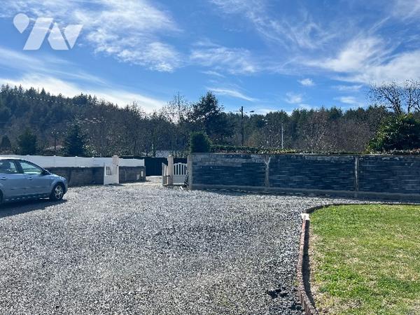 Maison de 118,5 m² orientée Sud avec terrasses, grand jardin de 1697 m² et vue sur les Pyrénées.