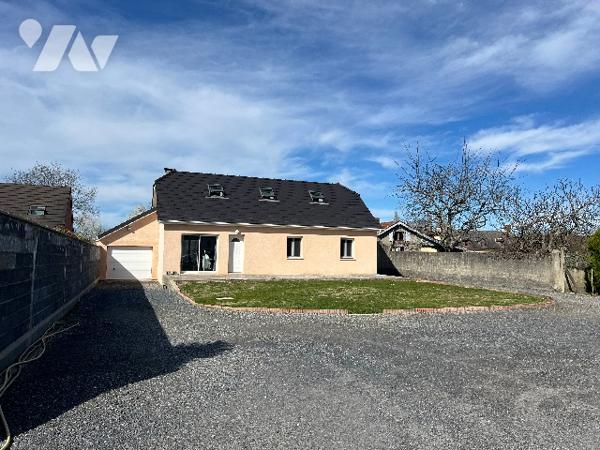 Maison de 118,5 m² orientée Sud avec terrasses, grand jardin de 1697 m² et vue sur les Pyrénées.