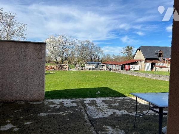 Maison de 118,5 m² orientée Sud avec terrasses, grand jardin de 1697 m² et vue sur les Pyrénées.