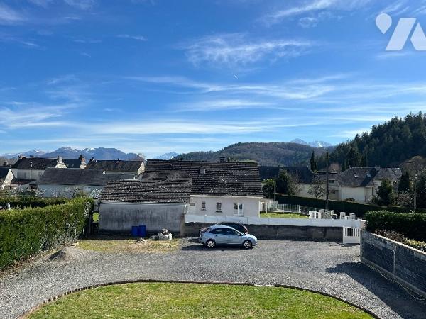 Maison de 118,5 m² orientée Sud avec terrasses, grand jardin de 1697 m² et vue sur les Pyrénées.