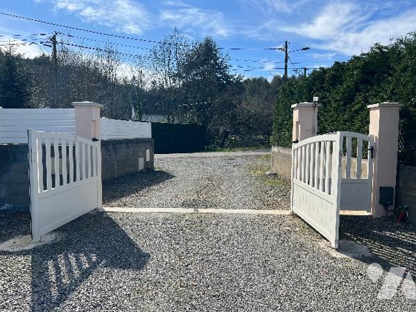 Maison de 118,5 m² orientée Sud avec terrasses, grand jardin de 1697 m² et vue sur les Pyrénées.