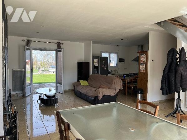 Maison de 118,5 m² orientée Sud avec terrasses, grand jardin de 1697 m² et vue sur les Pyrénées.