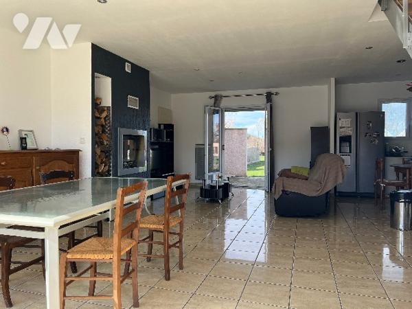 Maison de 118,5 m² orientée Sud avec terrasses, grand jardin de 1697 m² et vue sur les Pyrénées.