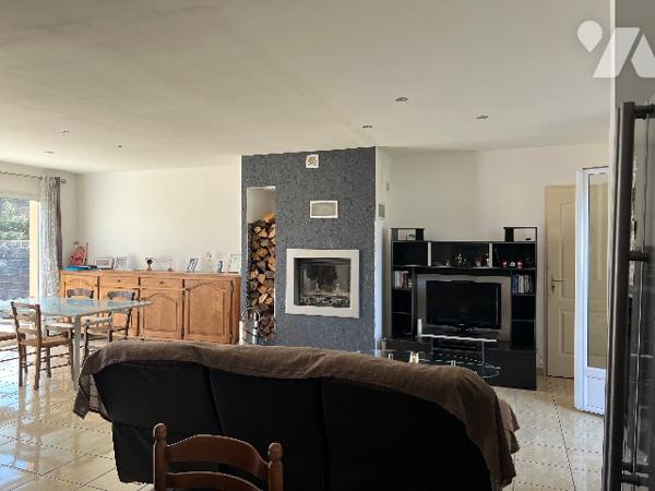 Maison de 118,5 m² orientée Sud avec terrasses, grand jardin de 1697 m² et vue sur les Pyrénées.