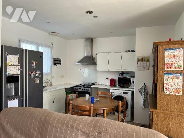 Maison de 118,5 m² orientée Sud avec terrasses, grand jardin de 1697 m² et vue sur les Pyrénées.