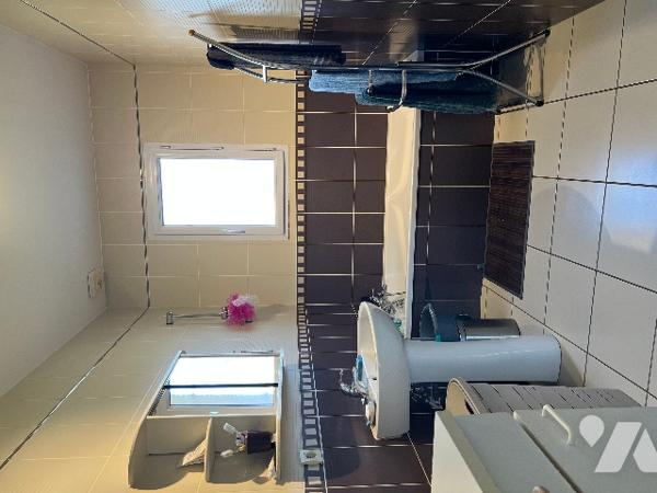 Maison de 118,5 m² orientée Sud avec terrasses, grand jardin de 1697 m² et vue sur les Pyrénées.