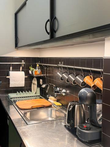 Local commercial avec vitrine + studio meublé avec terrasse - RDC