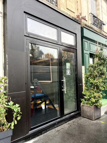 Local commercial avec vitrine + studio meublé avec terrasse - RDC