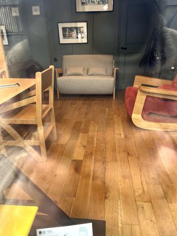 Local commercial avec vitrine + studio meublé avec terrasse - RDC