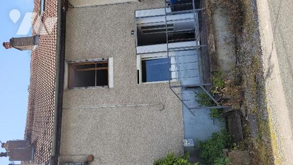 MORRE, maison mitoyenne actuellement louée.