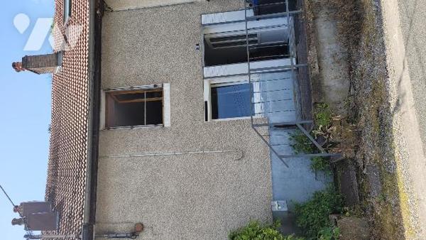 MORRE, maison mitoyenne actuellement louée.