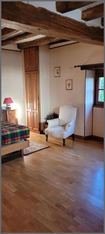 Charmante ancienne fermette plus une grande dépendance, dans un précieux petit hameau à la sortie de Brissac