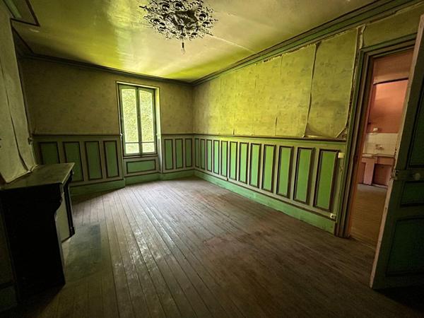 RARE SUR LE MARCHÉ ! CHARME ET POTENTIEL À L'ÉTAT BRUT